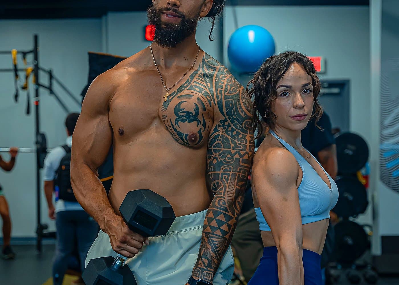 Référence d'ensemble d'entraînement activewear à capuche pour planifier un assortiment coordonné de couleurs et de tailles en gros