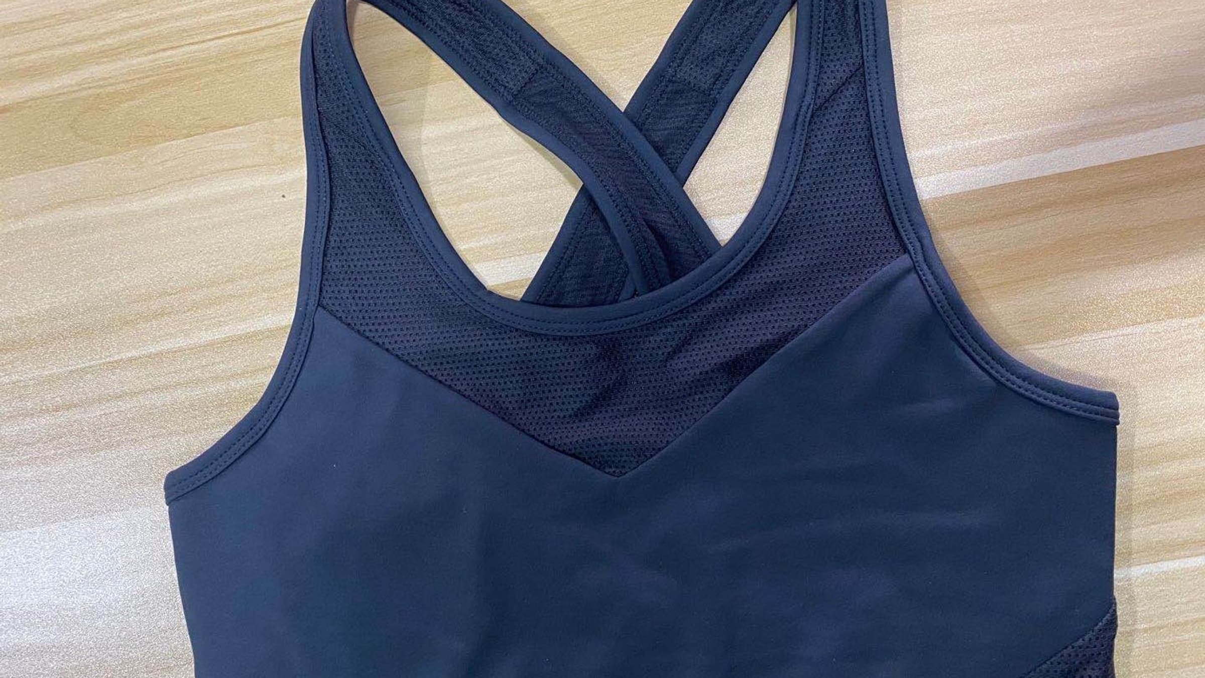 Reggiseno sportivo tecnico blu navy con pannelli in mesh e spalline incrociate sul retro