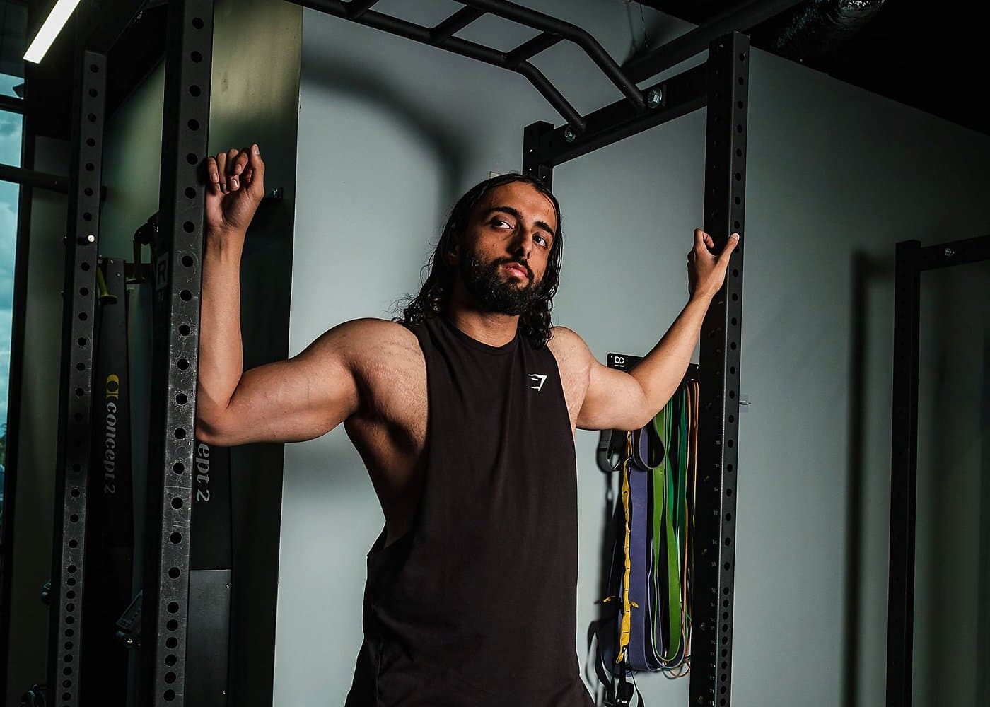 Gamme de vêtements de sport techniques montrant des hauts et bas de gym coordonnés