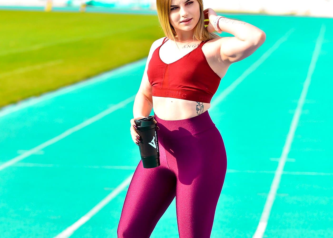 집중된 소규모 컬렉션 제품 참고 자료로 두 가지 색상으로 표시된 집업넥 activewear 세트