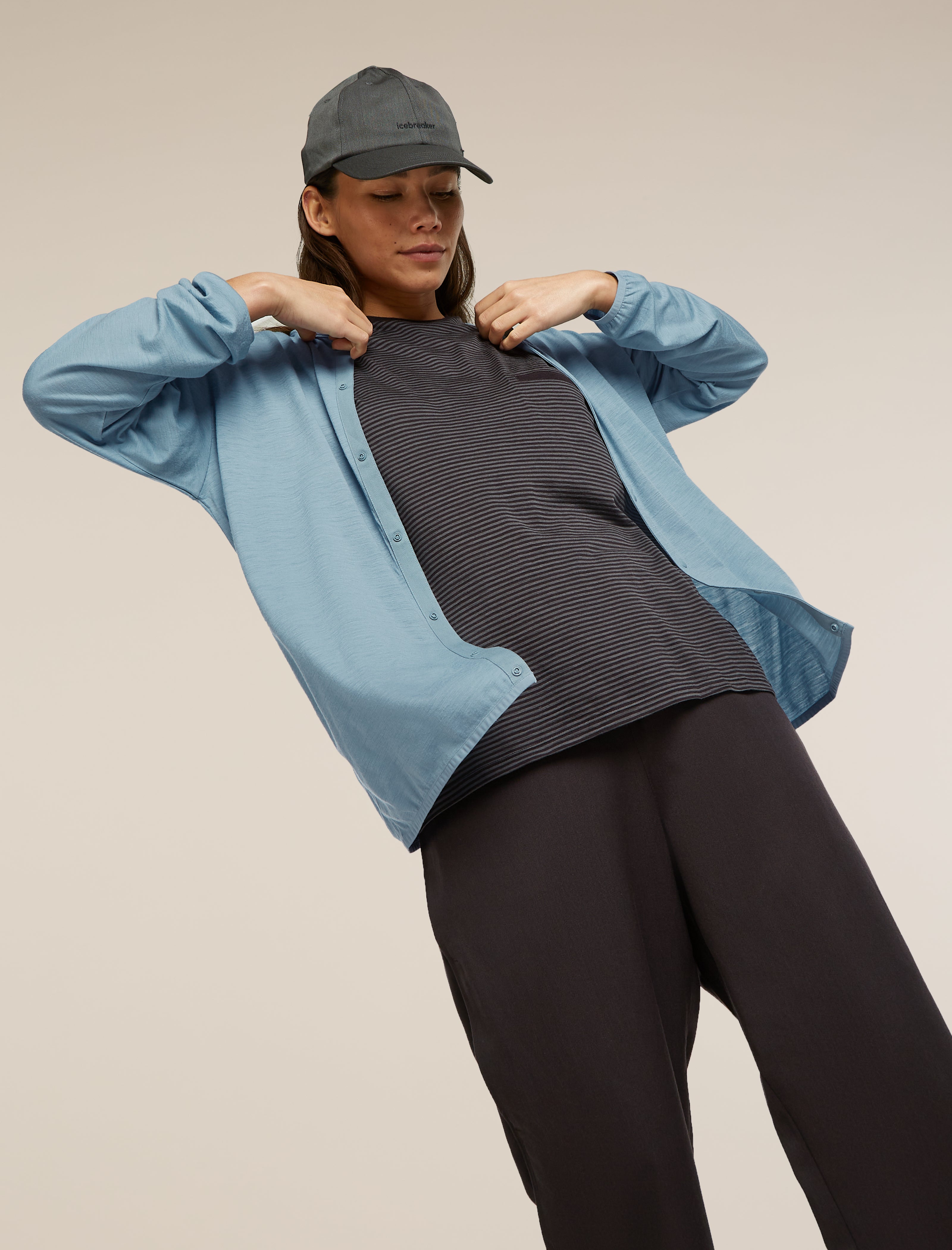 Licensed trend-reference image showing a light blue outer layer over a dark technical top and leggings